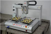 <b>全自動(dòng)點(diǎn)膠機(jī)生產(chǎn)廠家,談?wù)匋c(diǎn)膠應(yīng)用中多軸的含義</b>