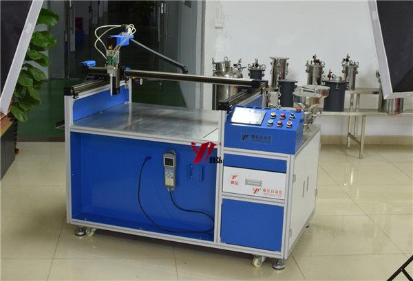 <b>小型真瓷膠灌膠機(jī),11年生產(chǎn)家,品質(zhì)無憂</b>